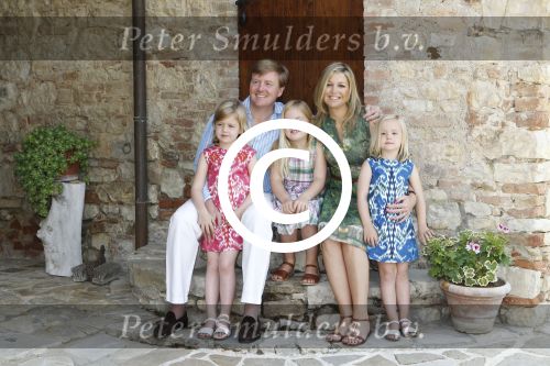 Italie, Toscane Tavernelle, 4 Juli 2011
Koninklijke Familie met Prins Willem Alexander, Prinses Maxima, Koningin Beatrix en de kinderen Prinses Amalia, Prinses Alexia en Prinses Arinae bij het jaarlijkse fotouurtje.
Foto Peter Smulders BV