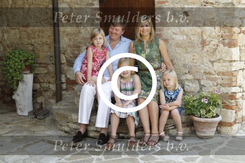 Italie, Toscane Tavernelle, 4 Juli 2011
Koninklijke Familie met Prins Willem Alexander, Prinses Maxima, Koningin Beatrix en de kinderen Prinses Amalia, Prinses Alexia en Prinses Arinae bij het jaarlijkse fotouurtje.
Foto Peter Smulders BV