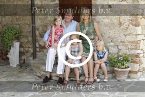 Italie, Toscane Tavernelle, 4 Juli 2011
Koninklijke Familie met Prins Willem Alexander, Prinses Maxima, Koningin Beatrix en de kinderen Prinses Amalia, Prinses Alexia en Prinses Arinae bij het jaarlijkse fotouurtje.
Foto Peter Smulders BV