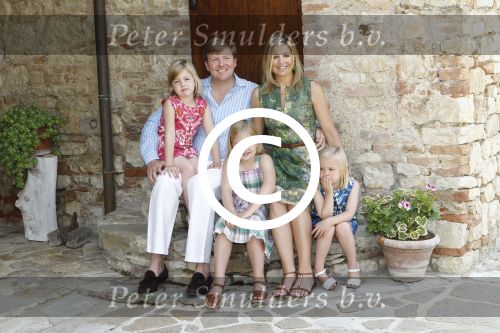 Italie, Toscane Tavernelle, 4 Juli 2011
Koninklijke Familie met Prins Willem Alexander, Prinses Maxima, Koningin Beatrix en de kinderen Prinses Amalia, Prinses Alexia en Prinses Arinae bij het jaarlijkse fotouurtje.
Foto Peter Smulders BV