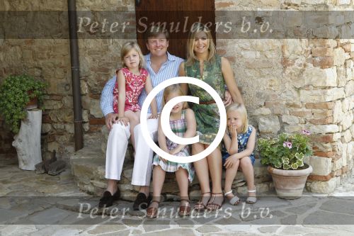 Italie, Toscane Tavernelle, 4 Juli 2011
Koninklijke Familie met Prins Willem Alexander, Prinses Maxima, Koningin Beatrix en de kinderen Prinses Amalia, Prinses Alexia en Prinses Arinae bij het jaarlijkse fotouurtje.
Foto Peter Smulders BV
