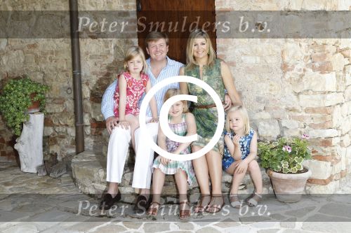 Italie, Toscane Tavernelle, 4 Juli 2011
Koninklijke Familie met Prins Willem Alexander, Prinses Maxima, Koningin Beatrix en de kinderen Prinses Amalia, Prinses Alexia en Prinses Arinae bij het jaarlijkse fotouurtje.
Foto Peter Smulders BV