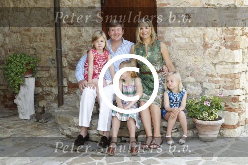 Italie, Toscane Tavernelle, 4 Juli 2011
Koninklijke Familie met Prins Willem Alexander, Prinses Maxima, Koningin Beatrix en de kinderen Prinses Amalia, Prinses Alexia en Prinses Arinae bij het jaarlijkse fotouurtje.
Foto Peter Smulders BV