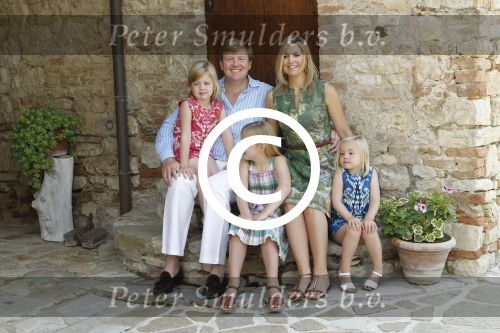 Italie, Toscane Tavernelle, 4 Juli 2011
Koninklijke Familie met Prins Willem Alexander, Prinses Maxima, Koningin Beatrix en de kinderen Prinses Amalia, Prinses Alexia en Prinses Arinae bij het jaarlijkse fotouurtje.
Foto Peter Smulders BV