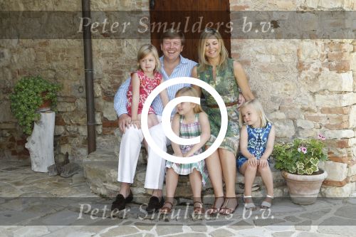 Italie, Toscane Tavernelle, 4 Juli 2011
Koninklijke Familie met Prins Willem Alexander, Prinses Maxima, Koningin Beatrix en de kinderen Prinses Amalia, Prinses Alexia en Prinses Arinae bij het jaarlijkse fotouurtje.
Foto Peter Smulders BV