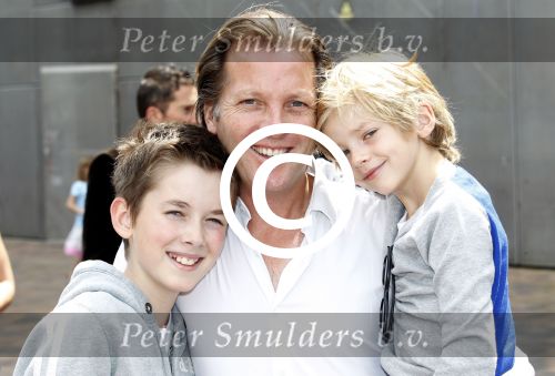 Amsterdam 26 juni 2011
Premiere Cars II in Pathe arena. Michiel Mol met zoons
Peter Smulders bv