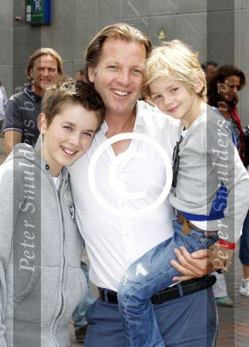 Amsterdam 26 juni 2011
Premiere Cars II in Pathe arena. Michiel Mol met zoons
Peter Smulders bv