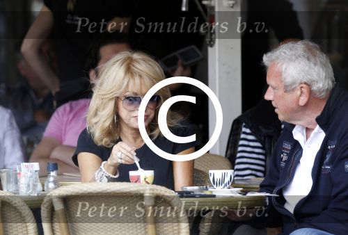 Amsterdam 29 juni 2011
Patricia Paay met schoonvader op terras.
Peter Smulders bv