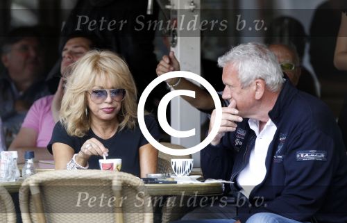 Amsterdam 29 juni 2011
Patricia Paay met schoonvader op terras.
Peter Smulders bv