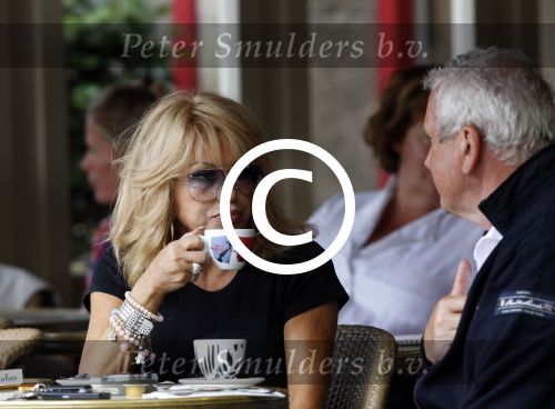 Amsterdam 29 juni 2011
Patricia Paay met schoonvader op terras.
Peter Smulders bv