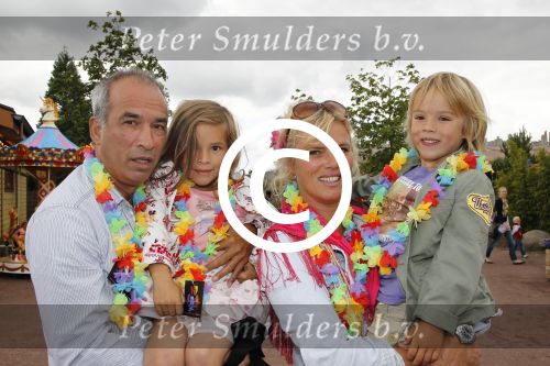 Harderwijk, 2 Juli 2011
Dolfinarium premiere Spetter en het magisch avontuur
Pim Vosmaer met zijn vriendin Dominique v Vliet en hun kinderen
Foto Peter Smulders BV