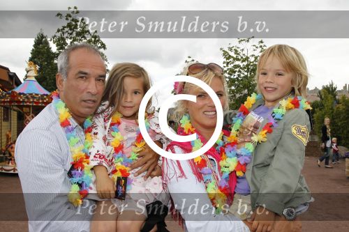 Harderwijk, 2 Juli 2011
Dolfinarium premiere Spetter en het magisch avontuur
Pim Vosmaer met zijn vriendin Dominique v Vliet en hun kinderen
Foto Peter Smulders BV