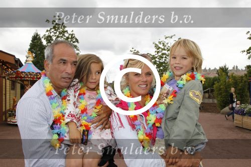 Harderwijk, 2 Juli 2011
Dolfinarium premiere Spetter en het magisch avontuur
Pim Vosmaer met zijn vriendin Dominique v Vliet en hun kinderen
Foto Peter Smulders BV