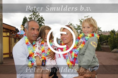 Harderwijk, 2 Juli 2011
Dolfinarium premiere Spetter en het magisch avontuur
Pim Vosmaer met zijn vriendin Dominique v Vliet en hun kinderen
Foto Peter Smulders BV