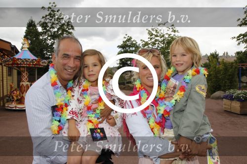 Harderwijk, 2 Juli 2011
Dolfinarium premiere Spetter en het magisch avontuur
Pim Vosmaer met zijn vriendin Dominique v Vliet en hun kinderen
Foto Peter Smulders BV
