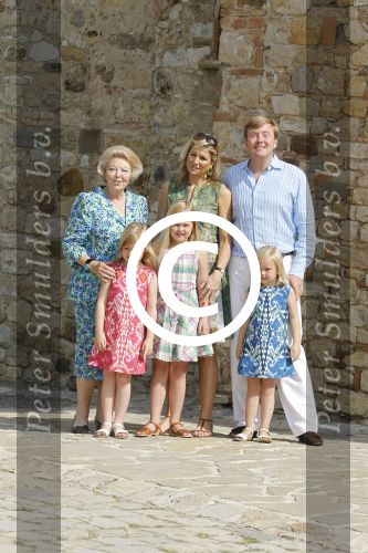 Italie, Toscane Tavernelle, 4 Juli 2011
Koninklijke Familie met Prins Willem Alexander, Prinses Maxima, Koningin Beatrix en de kinderen Prinses Amalia, Prinses Alexia en Prinses Arinae bij het jaarlijkse fotouurtje.
Foto Peter Smulders BV