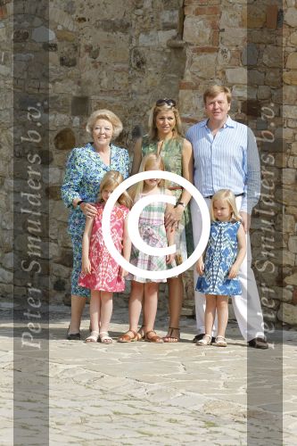 Italie, Toscane Tavernelle, 4 Juli 2011
Koninklijke Familie met Prins Willem Alexander, Prinses Maxima, Koningin Beatrix en de kinderen Prinses Amalia, Prinses Alexia en Prinses Arinae bij het jaarlijkse fotouurtje.
Foto Peter Smulders BV
