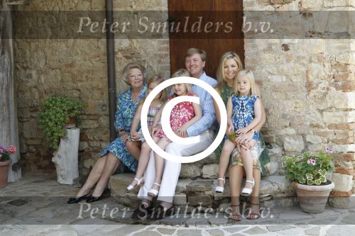 Italie, Toscane Tavernelle, 4 Juli 2011
Koninklijke Familie met Prins Willem Alexander, Prinses Maxima, Koningin Beatrix en de kinderen Prinses Amalia, Prinses Alexia en Prinses Arinae bij het jaarlijkse fotouurtje.
Foto Peter Smulders BV