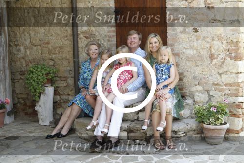 Italie, Toscane Tavernelle, 4 Juli 2011
Koninklijke Familie met Prins Willem Alexander, Prinses Maxima, Koningin Beatrix en de kinderen Prinses Amalia, Prinses Alexia en Prinses Arinae bij het jaarlijkse fotouurtje.
Foto Peter Smulders BV