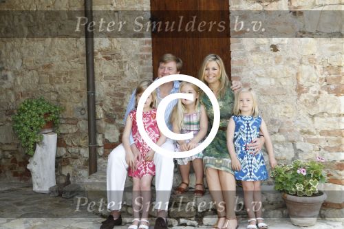 Italie, Toscane Tavernelle, 4 Juli 2011
Koninklijke Familie met Prins Willem Alexander, Prinses Maxima, Koningin Beatrix en de kinderen Prinses Amalia, Prinses Alexia en Prinses Arinae bij het jaarlijkse fotouurtje.
Foto Peter Smulders BV