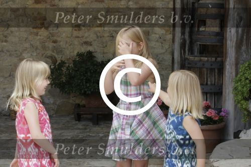 Italie, Toscane Tavernelle, 4 Juli 2011
Koninklijke Familie met Prins Willem Alexander, Prinses Maxima, Koningin Beatrix en de kinderen Prinses Amalia, Prinses Alexia en Prinses Arinae bij het jaarlijkse fotouurtje.
Foto Peter Smulders BV