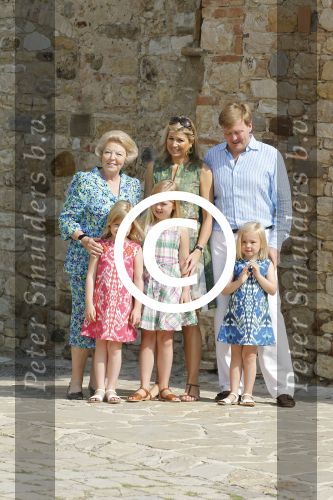 Italie, Toscane Tavernelle, 4 Juli 2011
Koninklijke Familie met Prins Willem Alexander, Prinses Maxima, Koningin Beatrix en de kinderen Prinses Amalia, Prinses Alexia en Prinses Arinae bij het jaarlijkse fotouurtje.
Foto Peter Smulders BV