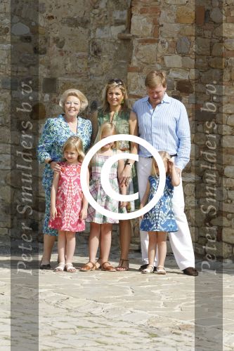 Italie, Toscane Tavernelle, 4 Juli 2011
Koninklijke Familie met Prins Willem Alexander, Prinses Maxima, Koningin Beatrix en de kinderen Prinses Amalia, Prinses Alexia en Prinses Arinae bij het jaarlijkse fotouurtje.
Foto Peter Smulders BV