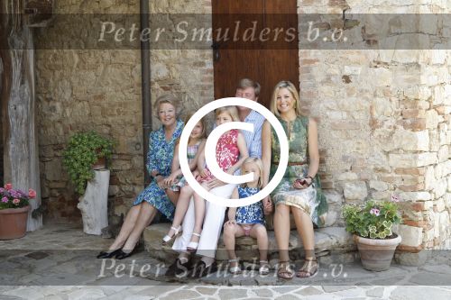 Italie, Toscane Tavernelle, 4 Juli 2011
Koninklijke Familie met Prins Willem Alexander, Prinses Maxima, Koningin Beatrix en de kinderen Prinses Amalia, Prinses Alexia en Prinses Arinae bij het jaarlijkse fotouurtje.
Foto Peter Smulders BV