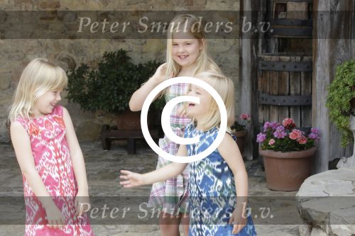 Italie, Toscane Tavernelle, 4 Juli 2011
Koninklijke Familie met Prins Willem Alexander, Prinses Maxima, Koningin Beatrix en de kinderen Prinses Amalia, Prinses Alexia en Prinses Arinae bij het jaarlijkse fotouurtje.
Foto Peter Smulders BV