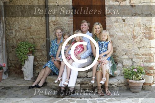 Italie, Toscane Tavernelle, 4 Juli 2011
Koninklijke Familie met Prins Willem Alexander, Prinses Maxima, Koningin Beatrix en de kinderen Prinses Amalia, Prinses Alexia en Prinses Arinae bij het jaarlijkse fotouurtje.
Foto Peter Smulders BV