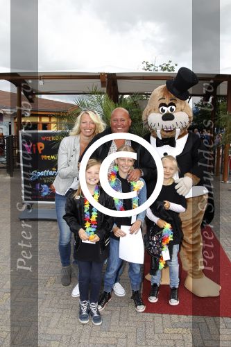 Harderwijk, 2 Juli 2011
Dolfinarium premiere Spetter en het magisch avontuur
Reni v Maren met gezin
Foto Peter Smulders BV