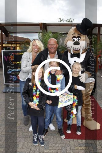 Harderwijk, 2 Juli 2011
Dolfinarium premiere Spetter en het magisch avontuur
Reni v Maren met gezin
Foto Peter Smulders BV