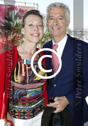 Scheveningen 20 juni 2011
Society lunch in Scheveningen. Ronald Plasterk met vrouw en hoed
Peter Smulders bv