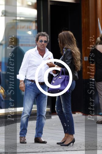 Amsterdam 30 juni 2011
Ramkraak bij de Louis Vuitton winkele op de pc hooftstraat. Het Pand is van Ronny Rosenbaum en hij kwam samen met zijn vriendin kijken.
Peter Smulders bv