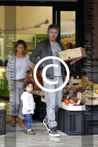 Amsterdam 25 juni 2011
Ruud de Wild en zijn zwangere vrouw Aafke doen samen met hun zoon Johnny Johnny boodschappen.
Peter Smulders bv