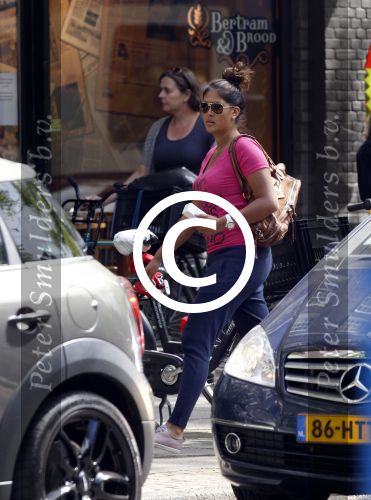 Amsterdam 1 juli 2011
Connie Breukhoven doet boodschappen met haar doichter Shanna Breukhoven.
Peter Smulders bv
