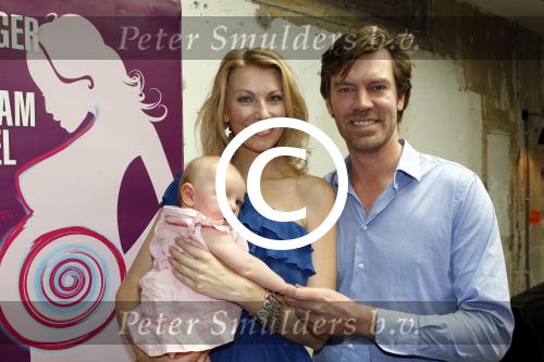 Amsterdam 27 juni 2011
Presentatie boek Susan Smit . Susan nam haar dochter Linde mee. Susan met vriend
Peter Smulders bv