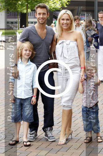 Amsterdam 26 juni 2011
Premiere Cars II in Pathe arena. tanja Jess en Charly Luske met zoons
Peter Smulders bv