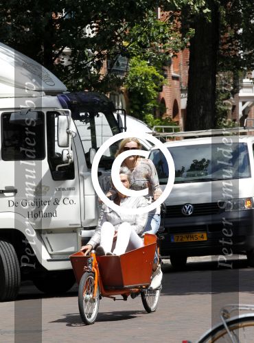 Amsterdam 1 juli 2011
Tooske Ragas met moeder in bakfiets.
Peter Smulders bv