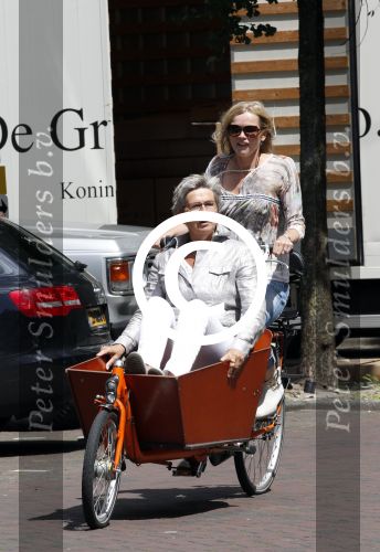 Amsterdam 1 juli 2011
Tooske Ragas met moeder in bakfiets.
Peter Smulders bv