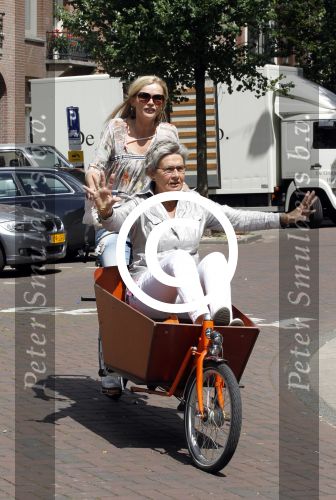 Amsterdam 1 juli 2011
Tooske Ragas met moeder in bakfiets.
Peter Smulders bv