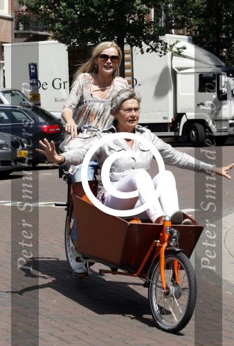 Amsterdam 1 juli 2011
Tooske Ragas met moeder in bakfiets.
Peter Smulders bv