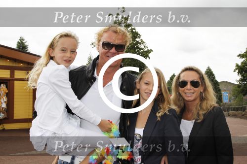 Harderwijk, 2 Juli 2011
Dolfinarium premiere Spetter en het magisch avontuur
Wino Omtzigt met zijn vriendin Silvano Borsato en hun kinderen
Foto Peter Smulders BV