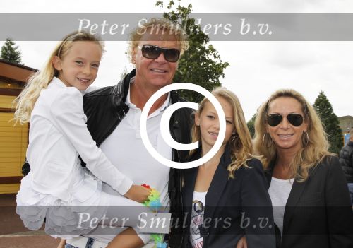 Harderwijk, 2 Juli 2011
Dolfinarium premiere Spetter en het magisch avontuur
Wino Omtzigt met zijn vriendin Silvano Borsato en hun kinderen
Foto Peter Smulders BV
