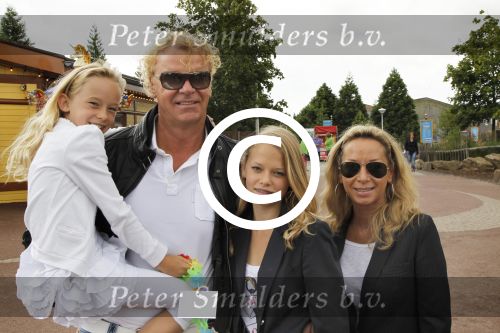 Harderwijk, 2 Juli 2011
Dolfinarium premiere Spetter en het magisch avontuur
Wino Omtzigt met zijn vriendin Silvano Borsato en hun kinderen
Foto Peter Smulders BV