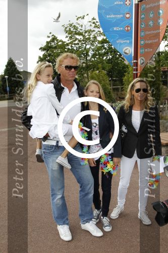 Harderwijk, 2 Juli 2011
Dolfinarium premiere Spetter en het magisch avontuur
Wino Omtzigt met zijn vriendin Silvano Borsato en hun kinderen
Foto Peter Smulders BV