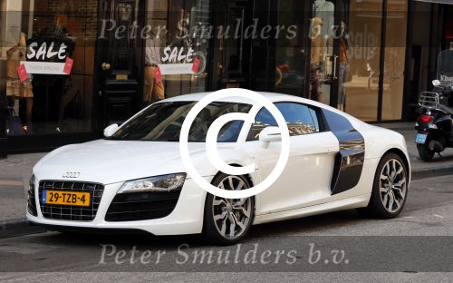 Amsterdam 4 juli 2012
Afrojack (Nick v d Wall) met zijn moeder in AUDI R8 op de pc hooftstraat.
Peter Smulders bv