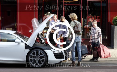 Amsterdam 4 juli 2012
Afrojack (Nick v d Wall) met zijn moeder in AUDI R8 op de pc hooftstraat.
Peter Smulders bv