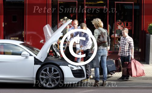 Amsterdam 4 juli 2012
Afrojack (Nick v d Wall) met zijn moeder in AUDI R8 op de pc hooftstraat.
Peter Smulders bv