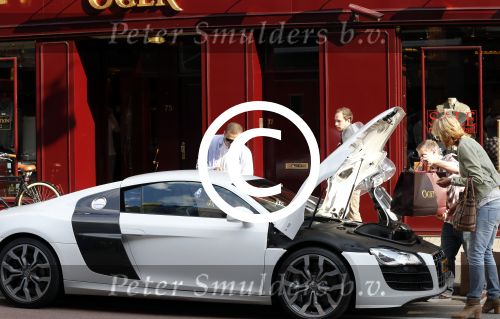 Amsterdam 4 juli 2012
Afrojack (Nick v d Wall) met zijn moeder in AUDI R8 op de pc hooftstraat.
Peter Smulders bv